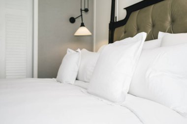 Güzel lüks rahat beyaz yastık yatak yatak odası iç dekorasyon