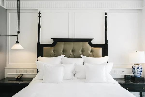 寝室のインテリアでベッドの装飾で美しく贅沢な快適な白い枕 — ストック写真