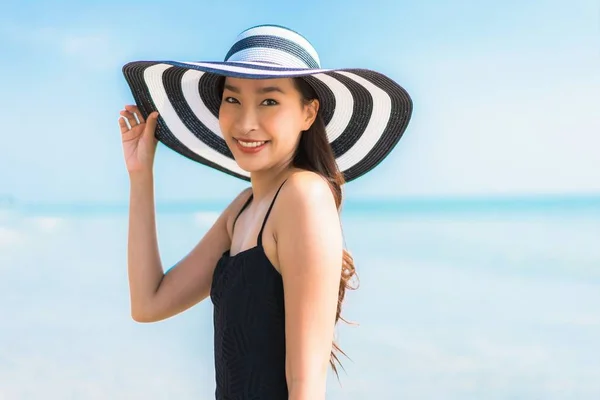 肖像画美しい若いアジア女性の幸せと旅行や休暇の概念のための海とビーチの笑顔 — ストック写真