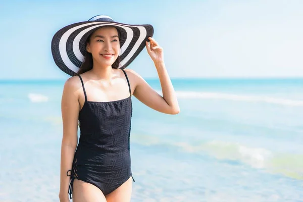 Портрет Красивая Молодая Азиатка Счастлива Улыбается Пляже Море Путешествий Отдыха — стоковое фото