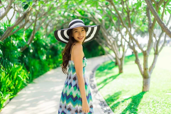 Портрет Красивая Молодая Азиатская Женщина Улыбка Счастливы Вокруг Сада — стоковое фото