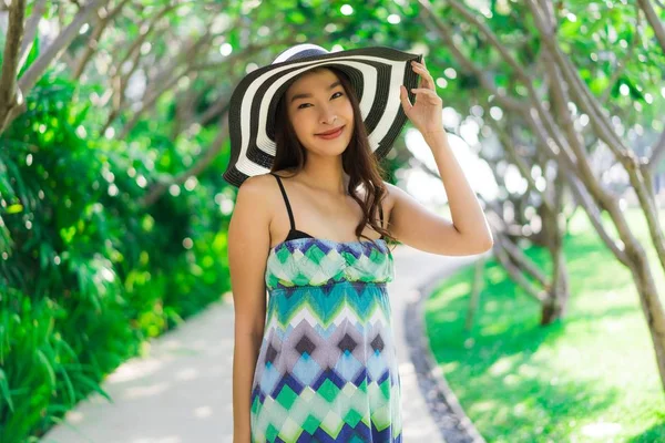 Retrato Bonito Jovem Asiático Mulher Sorriso Feliz Redor Jardim Livre — Fotografia de Stock