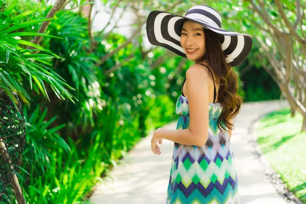 Retrato Hermosa Joven Mujer Asiática Sonrisa Feliz Alrededor Jardín Aire — Foto de Stock