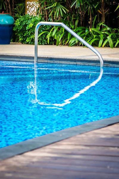 Prachtige Buitenzwembad Met Bed Ligstoel Een Parasol Resort Voor Reis — Stockfoto