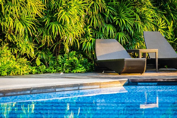 Beautiful Outdoor Swimming Pool Bed Deck Chair Umbrella Resort Travel — Stock Photo, Image
