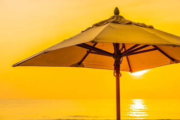 Guarda Chuva Espreguiçadeira Bela Praia Mar Nascer Sol Para Viagens — Fotografia de Stock