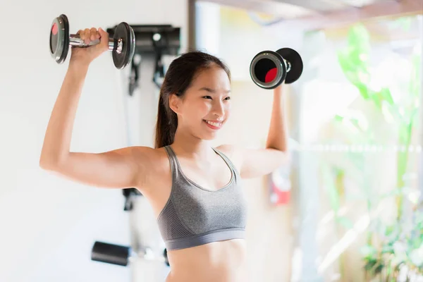 Ritratto Bella Giovane Donna Asiatica Esercizio Con Attrezzature Fitness Palestra — Foto Stock