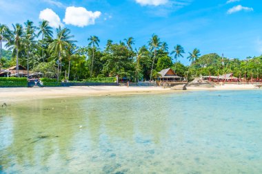 Güzel tropikal plaj deniz ve kum mavi gökyüzü ve beyaz bulut seyahat ve tatil için Hindistan cevizi hurma ağacı ile