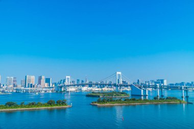 Bina Cityscape ile Gökkuşağı Köprüsü Japonya'da tokyo şehrinin güzel mimari