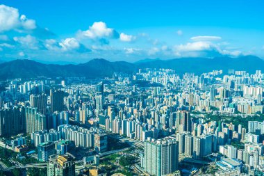 Hong Kong şehrinin güzel mimari binası mavi gökyüzünde ufuk çizgisi.