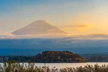 Dağ fuji akçaağaç yaprağı ağaç göl günbatımı zaman Yamanashi Japonya sonbahar sezonu ile güzel manzara