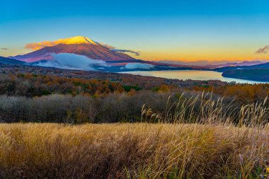 Fuji Dağı yamanakako ya da yamanaka Gölü sonbahar sezonu Japonya'nın güzel manzara
