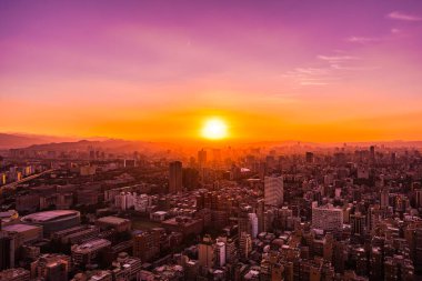 Taipei şehrinin güzel mimarisi Tayvan 'da gün batımında gökyüzüne yükseliyor.