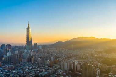 Taipei şehrinin güzel mimarisi Tayvan 'da gün batımında gökyüzüne yükseliyor.