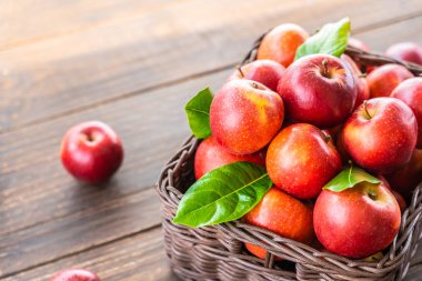 Sepet içinde kırmızı elma