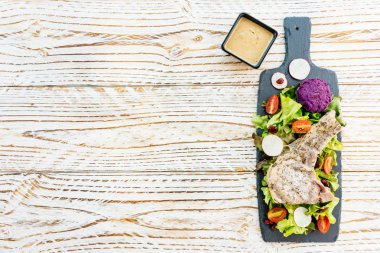 Izgara Barbekü domuz eti et biftek sebze ile siyah plaka üzerinde