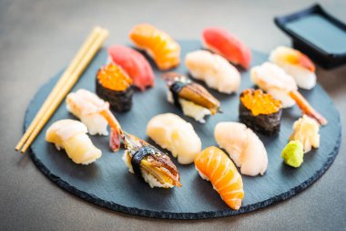 Somon balığı karides karides yılan balığı kabuk ve oth nigiri suşi ayarla