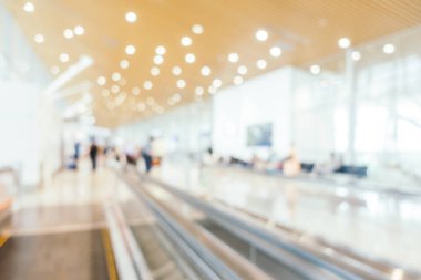Soyut bulanıklık ve Havaalanı yolcu trans için terminal defocused