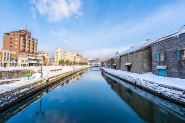 Güzel manzara ve Otaru Hokkaido Japonya kar ve kış sezonunda kanal nehirde cityscape