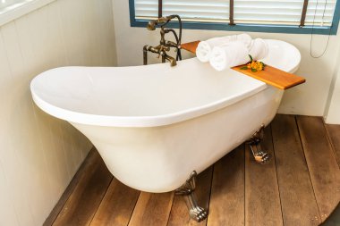 Güzel lüks elegance beyaz küvet dekorasyon iç banyo spa için sakin ol kavramı