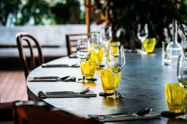 Yemek set ile Şarap kadehi hazırlamak için kahvaltı öğle veya akşam yemeği masada restoran ve kafe