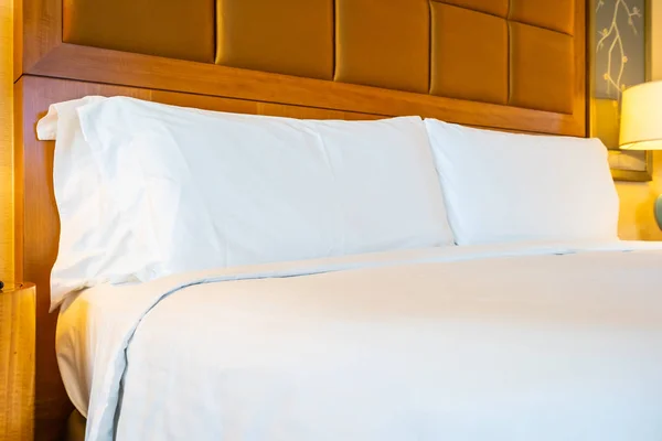 ホテル寝室のインテリアのテーブル ライト ランプの装飾が付いているベッドで白の快適な枕 — ストック写真