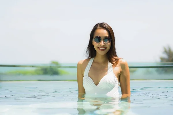 Hermosa Mujer Asiática Joven Feliz Sonrisa Piscina Para Relajarse Viaje — Foto de Stock