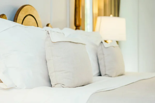 Белая Подушка Одеяло Кровати Красивом Роскошном Интерьере Спальни — стоковое фото