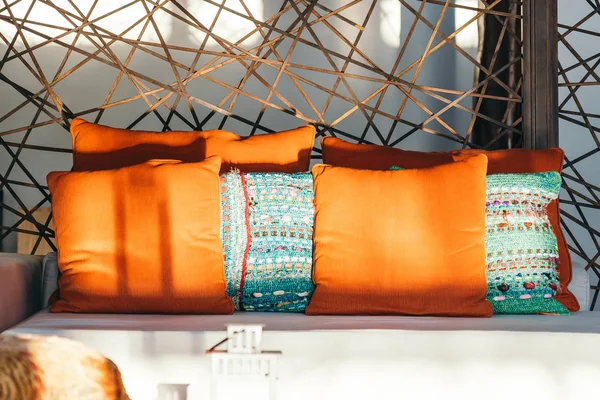 舒适的枕头上的沙发装饰室内豪华的房间 — 图库照片