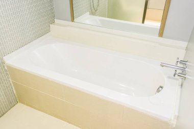 Güzel lüks beyaz küvet banyo dekorasyon iç