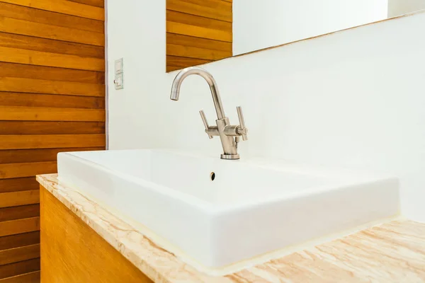 Grifo o grifo de agua y fregadero blanco o decoración de lavabo en ba — Foto de Stock