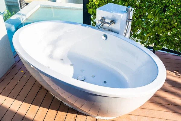 Красивая роскошная белая ванна украшения интерьера ванной комнаты — стоковое фото