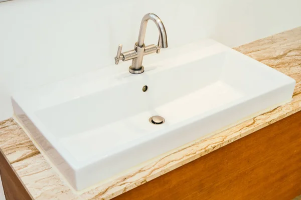 Grifo o grifo de agua y fregadero blanco o decoración de lavabo en ba — Foto de Stock