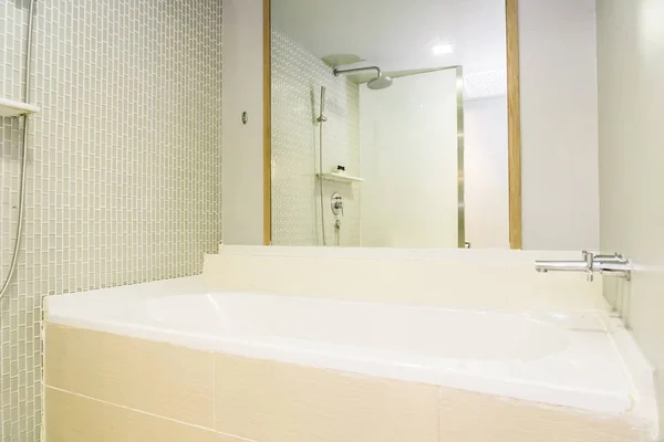 Linda decoração de banheira branca de luxo interior do banheiro — Fotografia de Stock