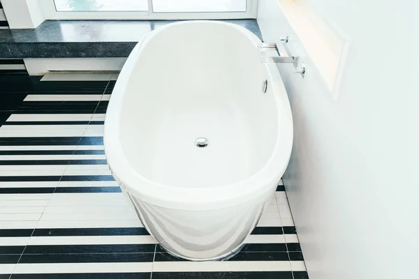 Vakker luksus, hvitt badekar, interiør på badet – stockfoto