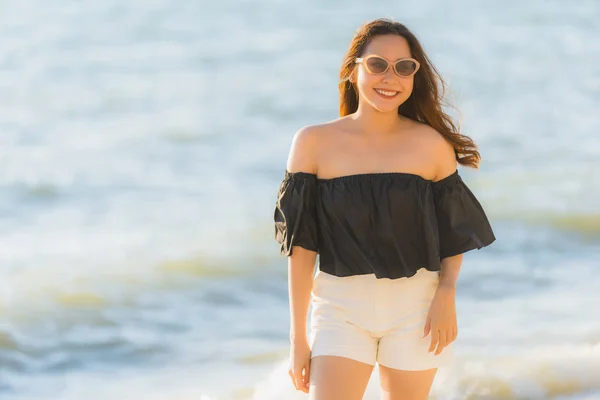 Retrato hermosa joven asiática mujer feliz y sonrisa en la playa — Foto de Stock