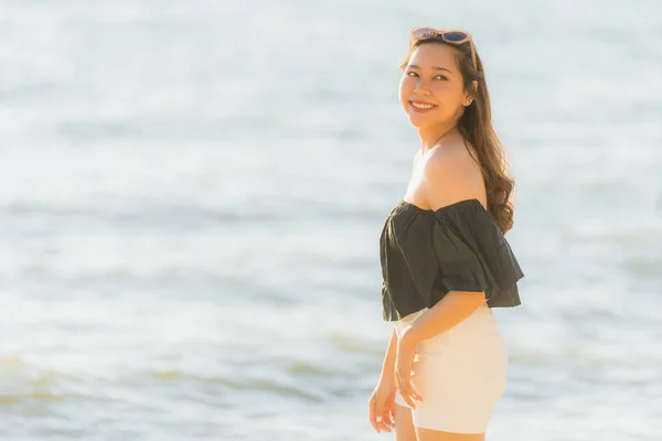 Retrato hermosa joven asiática mujer feliz y sonrisa en la playa — Foto de Stock