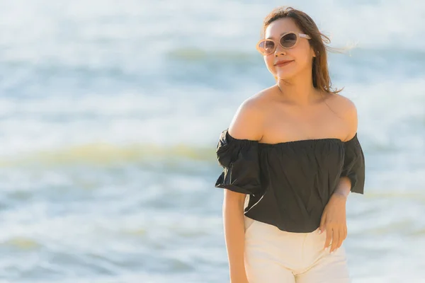 Retrato hermosa joven asiática mujer feliz y sonrisa en la playa — Foto de Stock