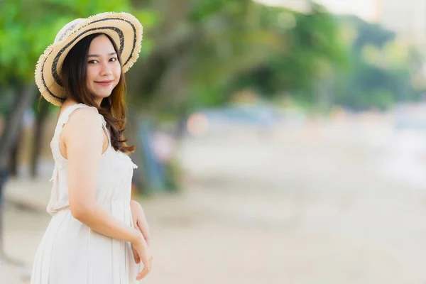 Porträtt vacker ung asiatisk kvinna glad och leende på strand — Stockfoto