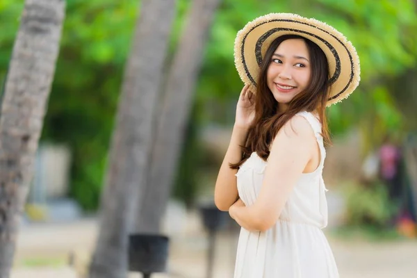 Retrato bonito jovem asiático mulher feliz e sorriso no o beac — Fotografia de Stock