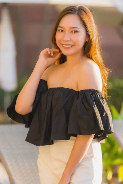 Portré gyönyörű fiatal ázsiai nő boldog és mosolyog, utazás — Stock Fotó