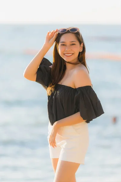 Portrait beautiful young asian woman happy and smile on the beac — Stock Photo, Image