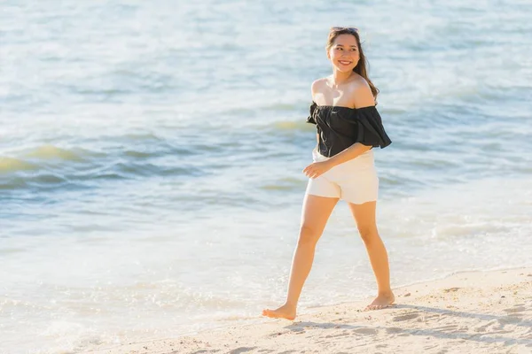 Retrato hermosa joven asiática mujer feliz y sonrisa en la playa —  Fotos de Stock