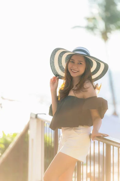 Портрет красивый молодой азиатской женщины счастливы и улыбаются с путешествиями — стоковое фото