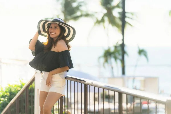 Retrato hermosa joven asiática mujer feliz y sonrisa con viaje — Foto de Stock