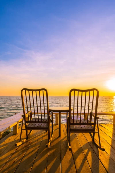 Sedia e tavolo in legno vuoto sul patio esterno con bellissimi tropi — Foto Stock