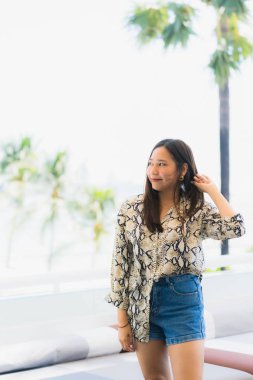 Genç Asyalı kadın mutlu ve gülümseme ile portre güzel seyahat