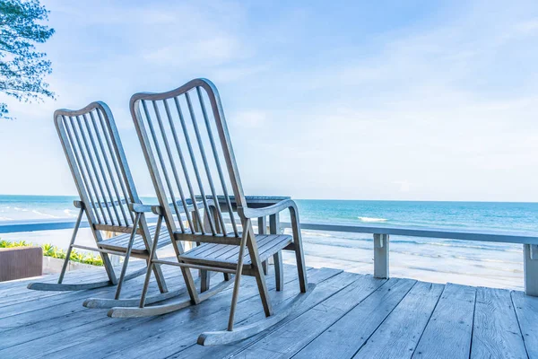 Boş ahşap sandalye ve güzel önemli ile açık veranda masada — Stok fotoğraf