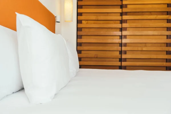 Удобная белая подушка и одеяло на постельном убранстве — стоковое фото
