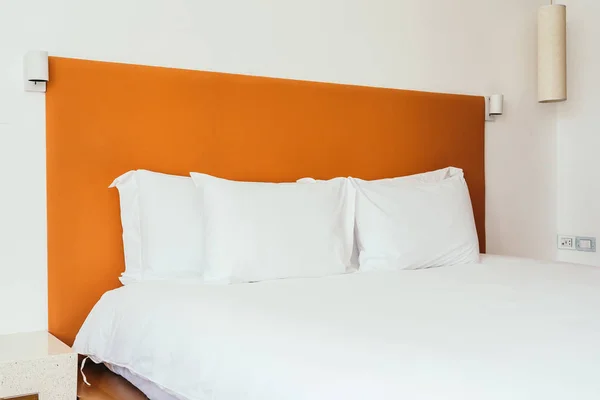 Bellissimo cuscino bianco confortevole e coperta sulla decorazione del letto — Foto Stock